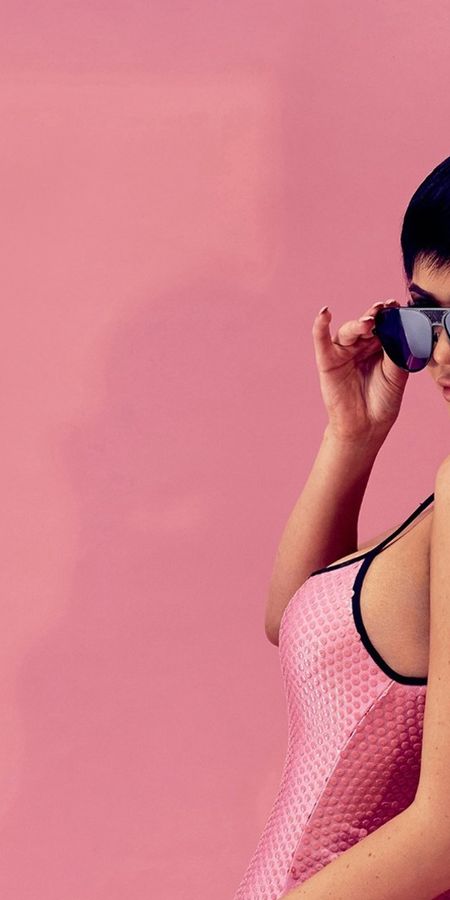 Phone wallpaper: Sunglasses, Model, Celebrity, Black Hair, Short Hair, Kylie Jenner free download