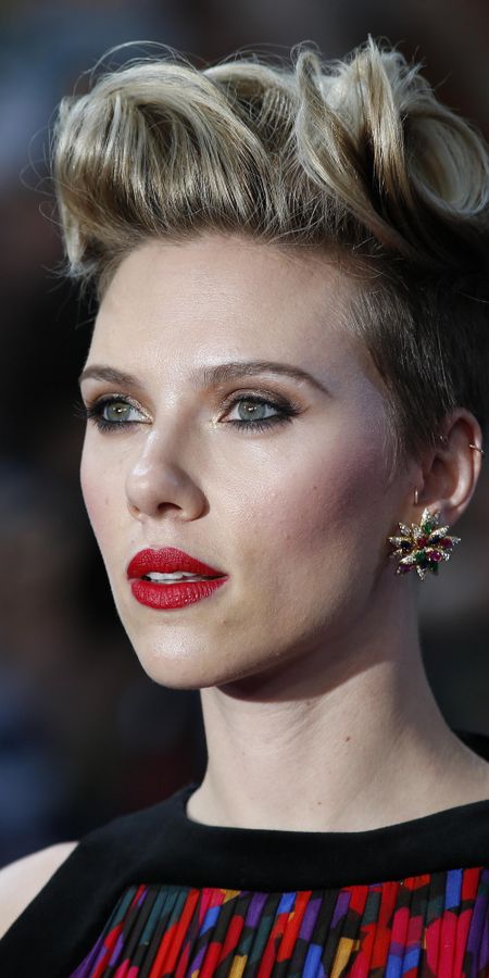 Phone wallpaper: Scarlett Johansson, Blonde, Earrings, Blue Eyes, American, Celebrity, Short Hair, Actress, Lipstick, Depth Of Field free download