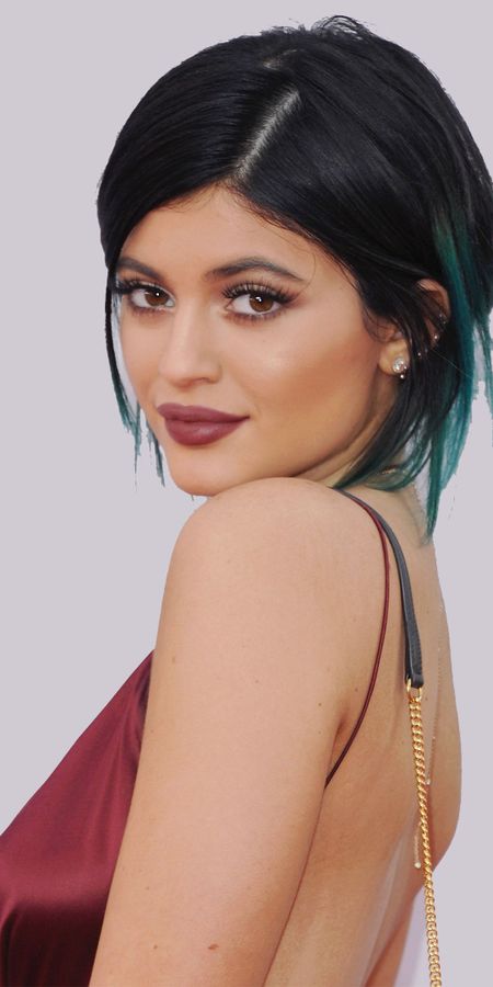 Phone wallpaper: Model, American, Celebrity, Brown Eyes, Black Hair, Short Hair, Lipstick, Kylie Jenner free download